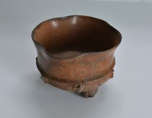 Image of Tripod Bowl with Organic Rim